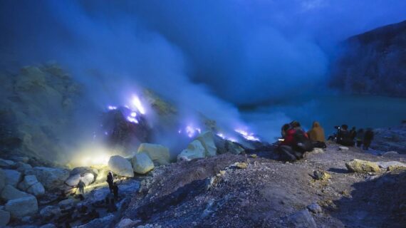 Blue Fire Kawah Ijen : 3 Panduan Lengkap Menyaksikan Blue Fire Kawah Ijen
