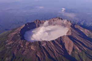 Gunung Raung: Jalur Pendakian Paling Ekstrem di Jawa Bagian Timur