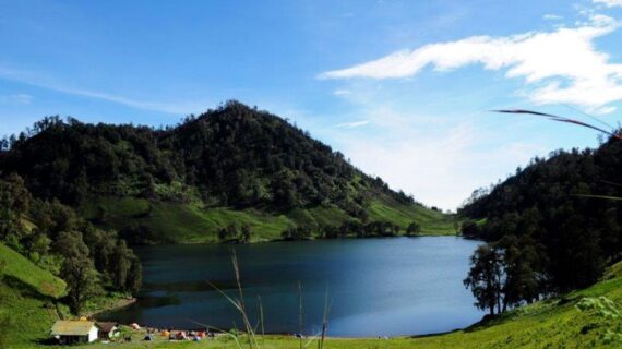 Panduan Mendaki Gunung Semeru: Tips, Jalur, dan Keindahan Alamnya