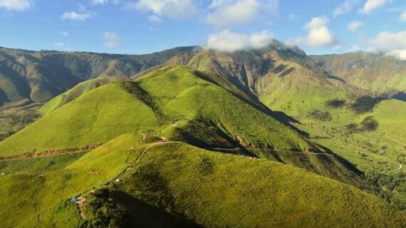 Keindahan Bukit Keciri Spot Sunrise dekat Bromo yang Wajib Kamu Kunjungi!
