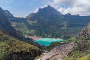 Pengalaman Sebenar Mendaki Gunung Kelud: Dari Kaki Gunung hingga ke Puncak Berasap