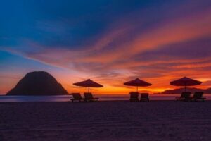 Pantai Pulau Merah Banyuwangi: Surga Sunset dan Wisata Pantai di Ujung Timur Jawa