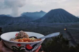7 Kuliner Unik Bromo: Pengalaman Makan di Tengah Dingin yang Tak Terlupakan