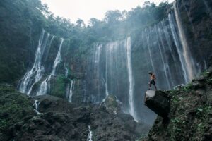 Hiking Tumpak Sewu: Panduan Lengkap Menikmati Air Terjun Paling Ikonik di Jawa Timur