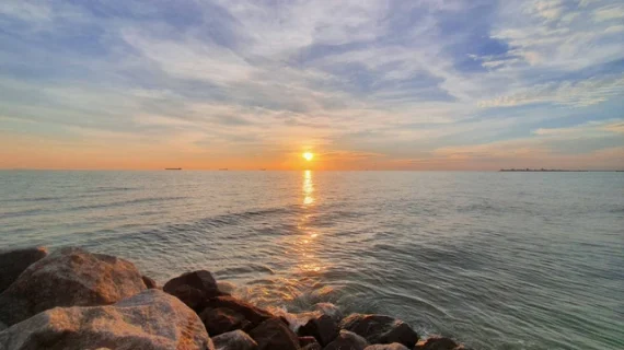 Pantai Karang Sewu: Surga Tersembunyi dengan Gugusan Karang Eksotis di Gilimanuk