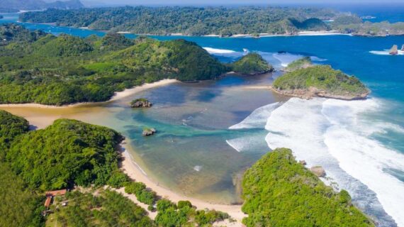 Pantai Teluk Asmara : Hidden Place Mirip Raja Ampat di Malang