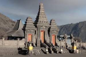 Pura Luhur Poten: Ikon Spiritual di Tengah Lautan Pasir Gunung Bromo