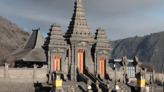 Pura Luhur Poten: Ikon Spiritual di Tengah Lautan Pasir Gunung Bromo