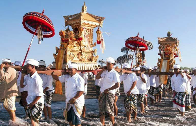 upacara ngaben bali