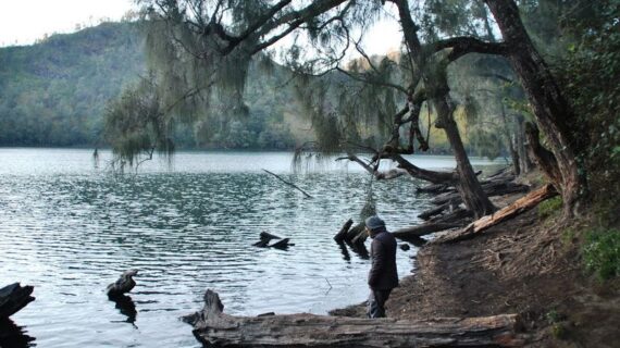 6 Tasik dan Danau di Jawa Timur dengan Pemandangan Menenangkan